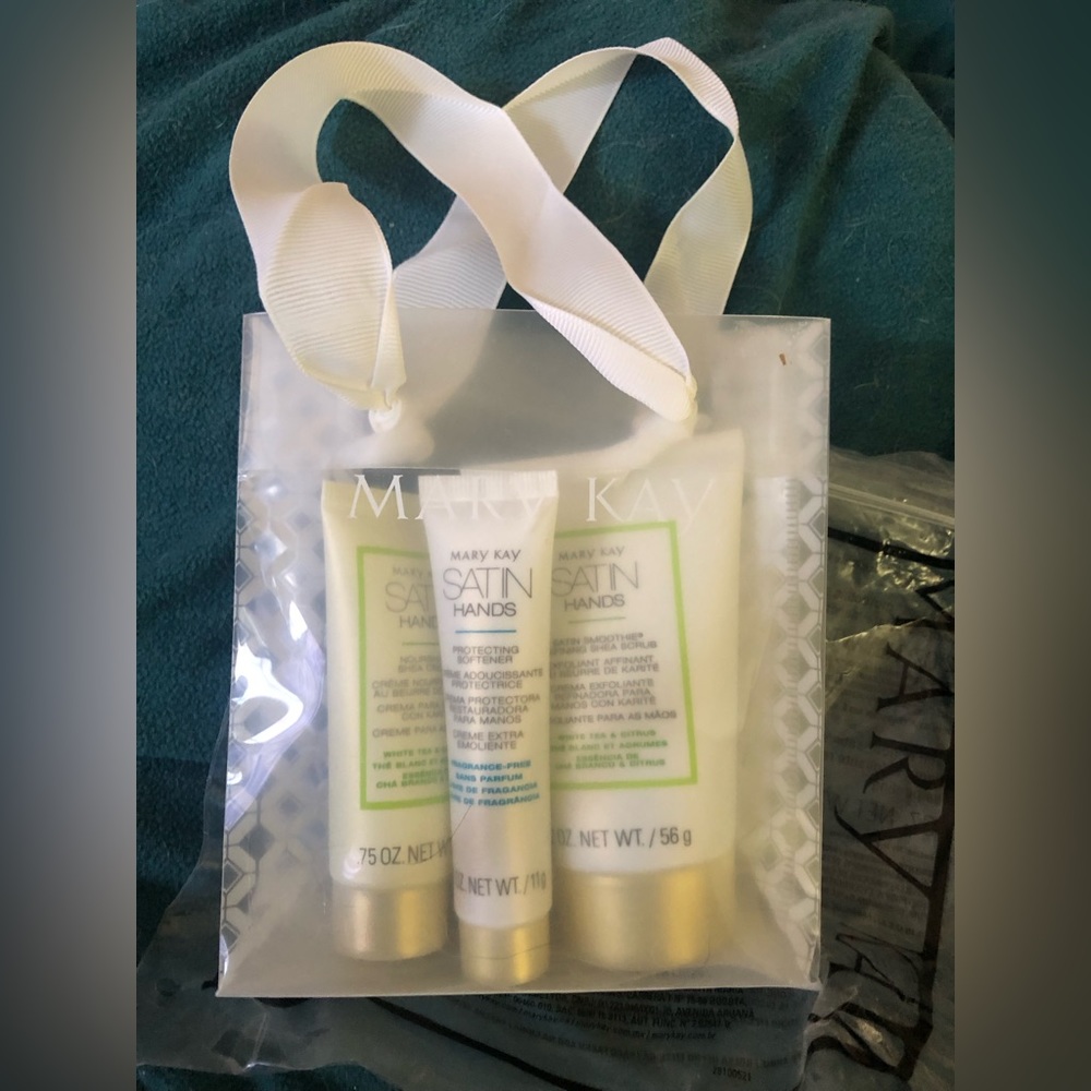 Mary Kay Satin Hands Gift Set - New in Gift Bag - includes free Mary Kay samples
